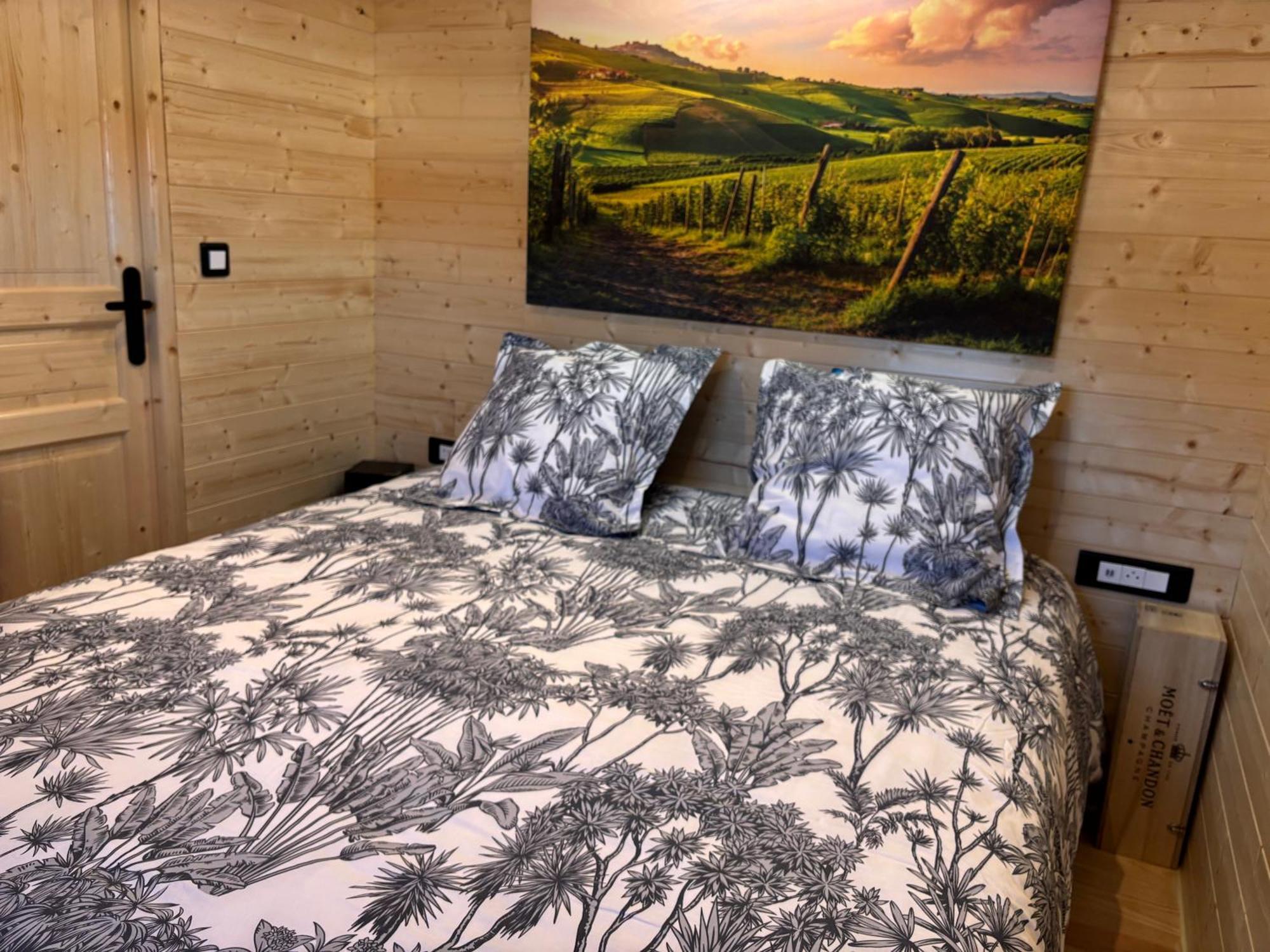 La Petalerie Apartment เอแปร์เน ภายนอก รูปภาพ