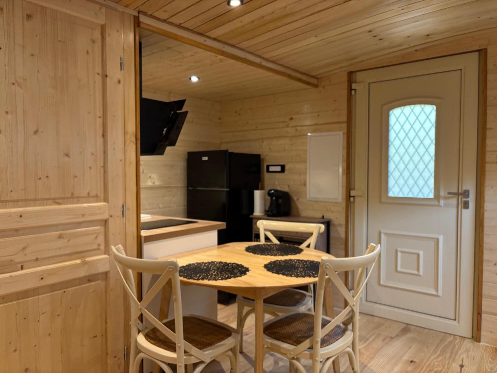 La Petalerie Apartment เอแปร์เน ภายนอก รูปภาพ